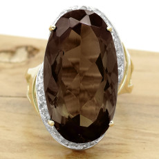 Anel com Topázio Fume e 10 Diamantes, em Ouro Amarelo 18 Kilates