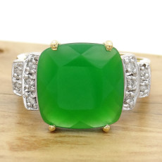 Anel com Jade e 10 Diamantes, em Ouro Amarelo 18 Kilates