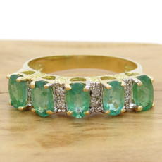 Meia Aliança com 5 Esmeraldas e 8 Diamantes, em Ouro Amarelo 18 Kilates