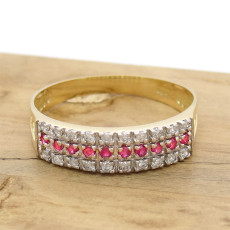 Meia Aliança com 10 Rubis e 20 Diamantes, em Ouro Amarelo 18 Kilates