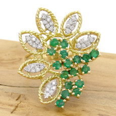 Anel Flor  com 17 Esmeraldas e 36 Diamantes, em Ouro Amarelo 18 Kilates