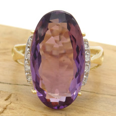 Anel com Ametista e 8 Diamantes, em Ouro Amarelo 18 Kilates