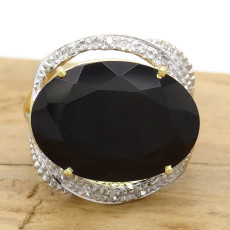 Anel Oval com Ônix e 8 Diamantes, em Ouro Amarelo 18 Kilates