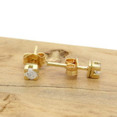 Par de Brincos Solitário com 2 Diamantes de 10 Pontos ,em Ouro Amarelo 18 Kilates