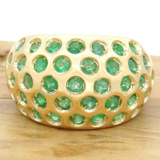 Anel Pavê com 39 Esmeraldas, em Ouro Amarelo 18 Kilates