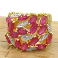 Anel Aramado com 15 Rubis e 7 Diamantes, em Ouro Amarelo 18 Kilates