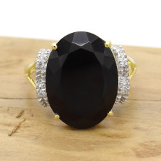 Anel Oval com Ônix e 6 Diamantes, em Ouro Amarelo 18 Kilates