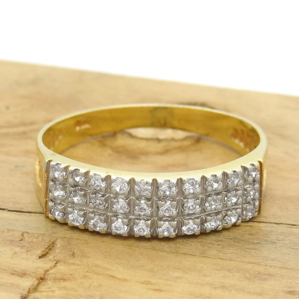 Meia Aliança Tripla com 30 Diamantes, em Ouro Amarelo 18 Kilates