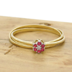 Anel Chuveiro, 3 Aros com 6 Rubis e 1 Diamante, em Ouro Amarelo 18 Kilates