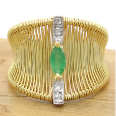 Anel Aramado com Esmeralda e 4 Diamantes, em Ouro Amarelo 18 Kilates