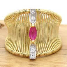 Anel Aramado com Rubi e 4 Diamantes, em Ouro Amarelo 18 Kilates