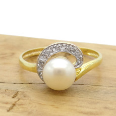 Anel com Pérola de 8 mm e 7 Diamantes, em Ouro Amarelo 18 Kilates