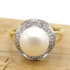 Anel com Pérola de 10 mm e 16 Diamantes, em Ouro Amarelo 18 Kilates