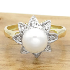 Anel com Pérola Natural de 7 mm e 8 Diamantes, em Ouro Amarelo 18 Kilates