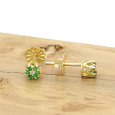 Par de Brincos com 12 Esmeraldas e 2 Diamantes, em Ouro Amarelo 18 Kilates