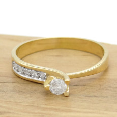 Anel Solitário com Diamante Central de 10 Pts e 5 Diamantes Laterais, em Ouro Amarelo 18 Kilates