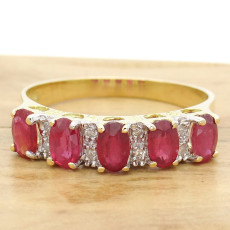 Meia Aliança com 5 Rubis e 8 Diamantes, em Ouro Amarelo 18 Kilates