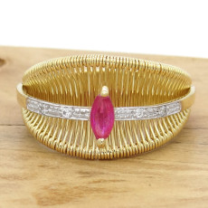 Anel Aramado com Rubi e 4 Diamantes, em Ouro Amarelo 18 Kilates