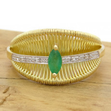 Anel Aramado com Esmeralda e 4 Diamantes, em Ouro Amarelo 18 Kilates