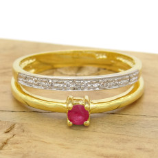 Anel Solitário com Rubi e 8 Diamantes, em Ouro Amarelo 18 Kilates
