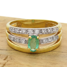 Meia Aliança com Esmeralda e 14 Diamantes, em Ouro Amarelo 18 Kilates