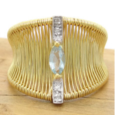 Anel Aramado com Água Marinha e 4 Diamantes, em Ouro Amarelo 18 Kilates