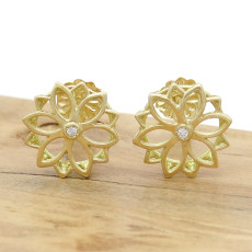 Par de Brincos Flor Trabalhado com 2 Diamante, em Ouro Amarelo 18 Kilates