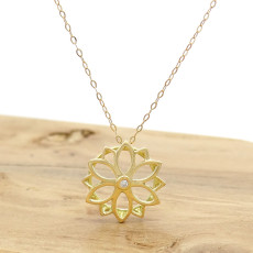 Pingente Flor Trabalhado com 1 Diamante, em Ouro Amarelo 18 Kilates