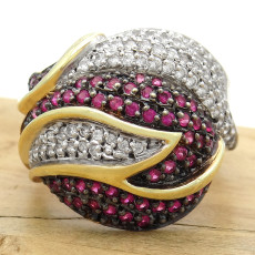 Anel Trabalhado  com 55 Rubis e 58 Diamantes, em Ouro Amarelo 18 Kilates