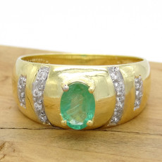 Anel com Esmeralda 1 Ct e 12 Diamantes, em Ouro Amarelo 18 Kilates
