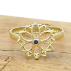 Anel Flor Trabalhado com  Safira, em Ouro Amarelo 18 Kilates