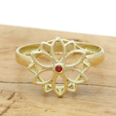 Anel Flor Trabalhado com  Rubi, em Ouro Amarelo 18 Kilates