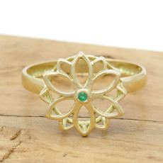 Anel Flor Trabalhado com  Esmeralda, em Ouro Amarelo 18 Kilates