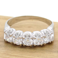 Meia Aliança com 5 Zircônias, em Prata 925 Folheado a Ouro Branco 18 Kilates