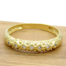 Meia Aliança com 7 Diamantes, em Ouro Amarelo 18 Kilates