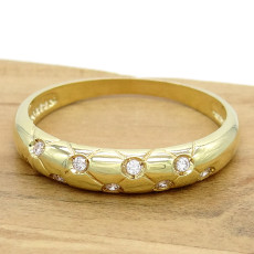 Meia Aliança com 9 Diamantes, em Ouro Amarelo 18 Kilates