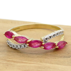 Meia Aliança com 5 Rubis, em Ouro Amarelo 18 Kilates