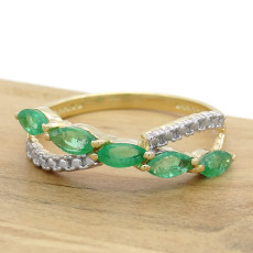 Meia Aliança com 5 Esmeraldas, em Ouro Amarelo 18 Kilates