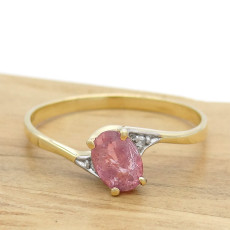 Anel com Turmalina Rosa Natural e 2 Diamantes, em Ouro Amarelo 18 Kilates