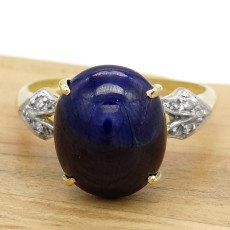 Anel com Safira Cabochon e 6 Diamantes, em Ouro Amarelo 18 Kilates
