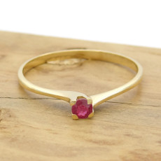 Anel Solitário com Rubi, em Ouro Amarelo 18 Kilates