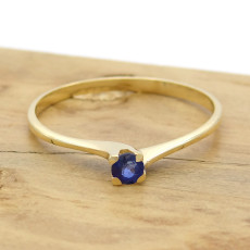 Anel Solitário com Safira, em Ouro Amarelo 18 Kilates