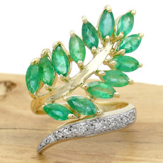 Anel Floral com 13 Esmeraldas e 7 Diamantes, em Ouro Amarelo 18 Kilates