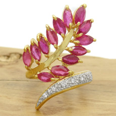 Anel Floral com 13 Rubis e 7 Diamantes, em Ouro Amarelo 18 Kilates