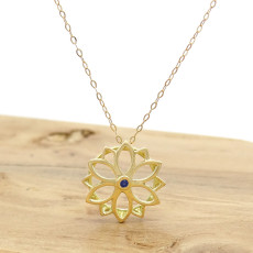 Pingente Flor Trabalhado com Safira, em Ouro Amarelo 18 Kilates