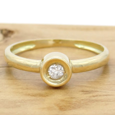 Anel Solitário com Diamante de 10 Pontos, em Ouro Amarelo 18 Kilates