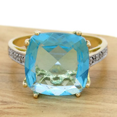 Anel com Sky Blue e 4 Diamantes, em Ouro Amarelo 18 Kilates