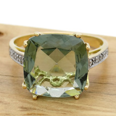 Anel com Cristal de Peridoto e 4 Diamantes, em Ouro Amarelo 18 Kilates