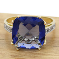 Anel com Cristal de Tanzanita e 4 Diamantes, em Ouro Amarelo 18 Kilates