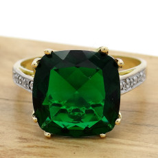 Anel com Blue Green e 4 Diamantes, em Ouro Amarelo 18 Kilates